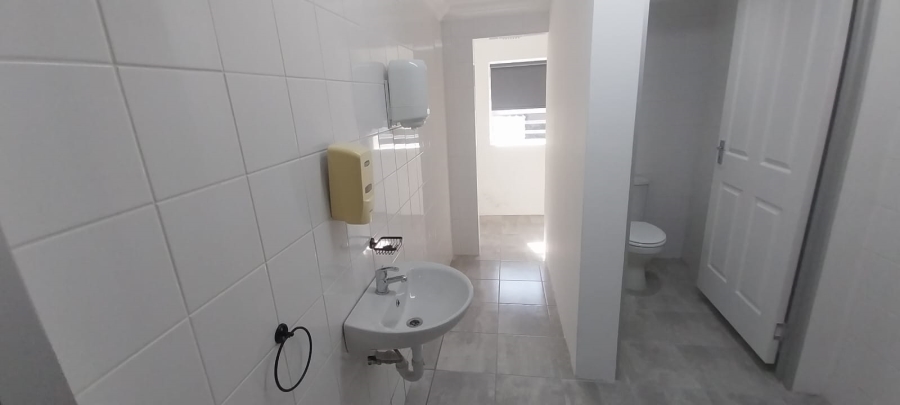 To Let Commercial Property for Rent in Vincent Eastern Cape